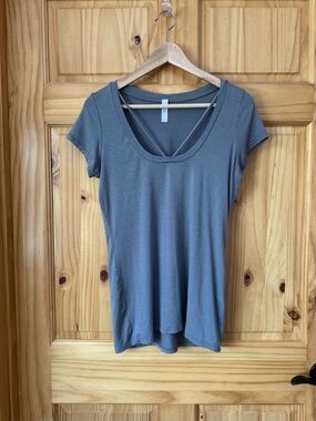 Jolie Los Angelos Strappy Scoop Neck Cap Sleeve Tee Jr Large Slate Gray